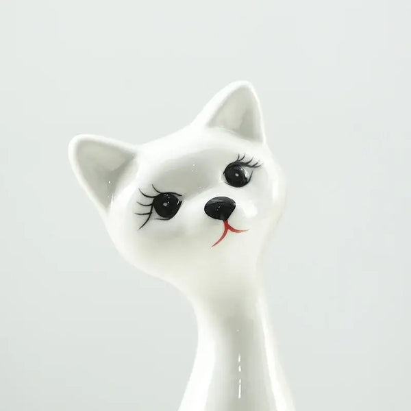 Sujet en Porcelaine représentant un Chat / Chaton jouant a la balle Sujet en Porcelaine représentant un Chat / Chaton jouant a la balle